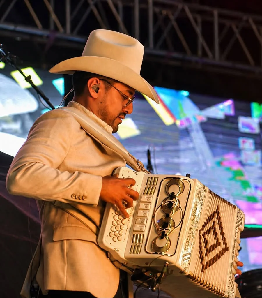 Oscar Zuñiga alternando con Invasores de Nuevo León