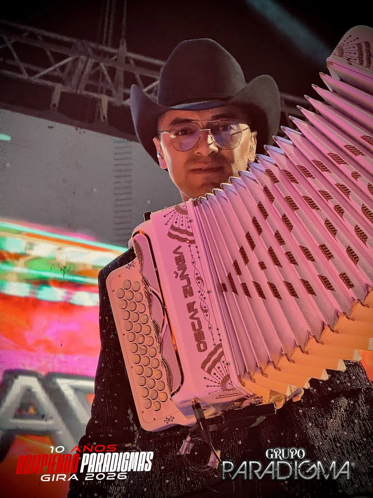 Oscar Zuñiga con Acordeón Abriendo el Fuelle