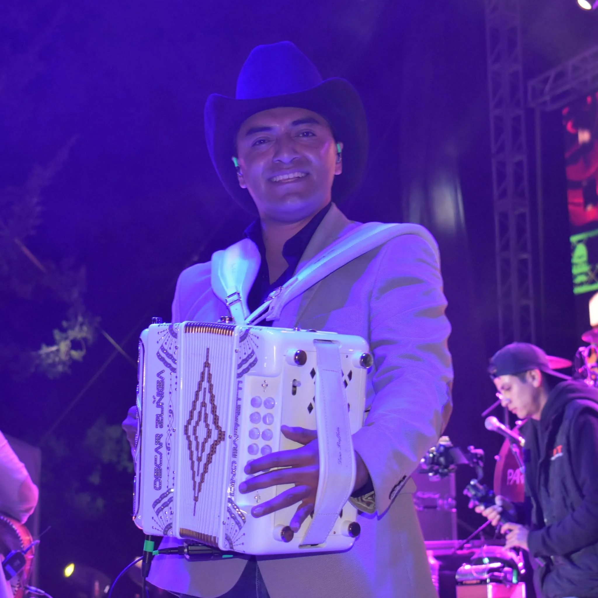 Oscar Zuñiga con Acordeón Blanco Italiano