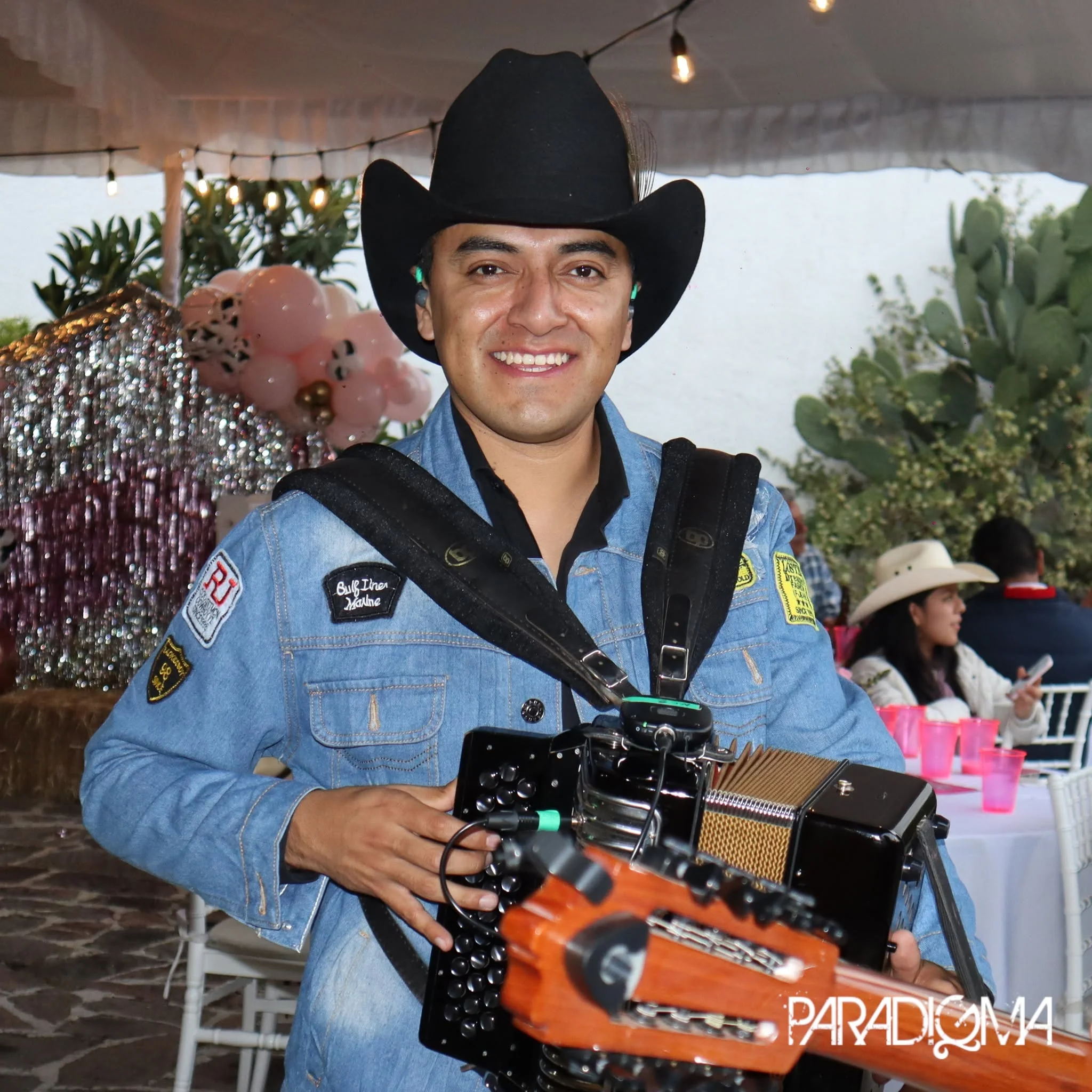 Oscar Zuñiga con Acordeón Hohner Corona 2 Negro
