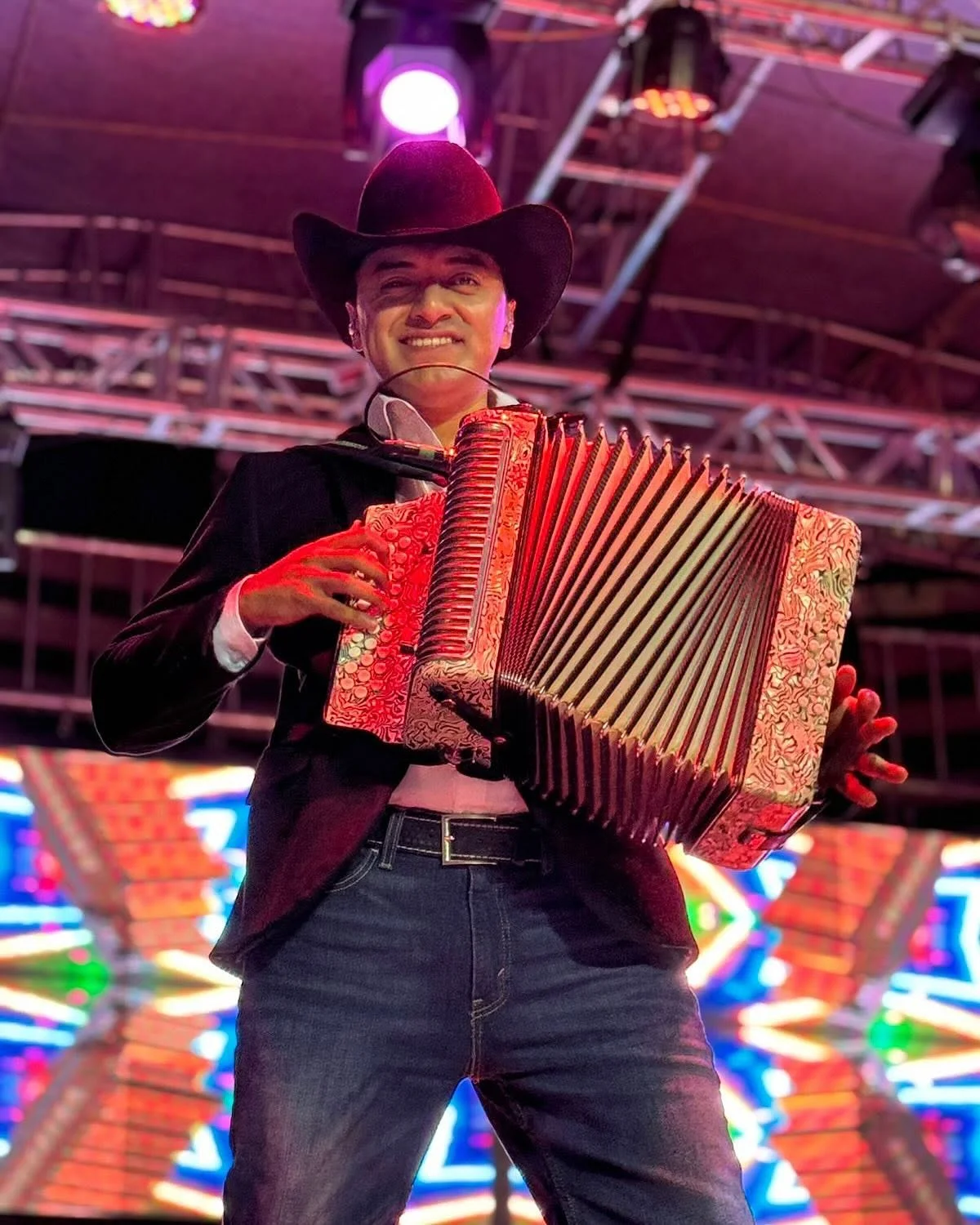 Oscar Zuñiga con Acordeón Hohner Corona 2